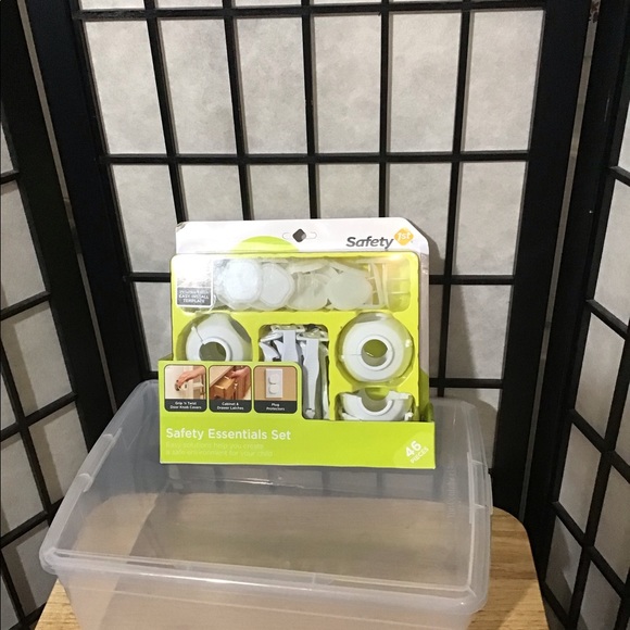 NWT SAFETY 1ST ESSENTIALS CHILD PROOFING 46 Pieces - Picture 1 of 3